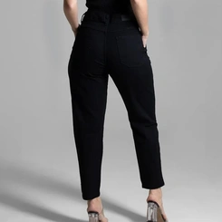 Calça Feminina Sarja Sawary Mom Preta