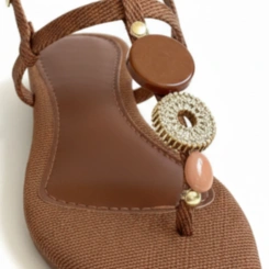 Sandália Rasteira Feminina com Detalhes Decorativos