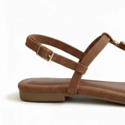 Sandália Rasteira Feminina com Detalhes Decorativos