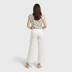 Blusa Feminina Estampada Com Detalhe Nos Ombros