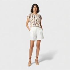 Blusa Feminina Estampada Com Detalhe Nos Ombros