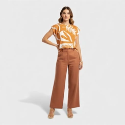 Blusa Feminina Estampada Com Detalhe Nos Ombros
