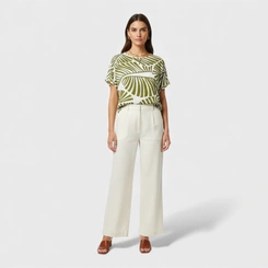 Blusa Feminina Estampada Com Detalhe Nos Ombros
