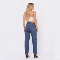 Calça Feminina Jeans Mom Com Bolso Cargo Cintura Alta