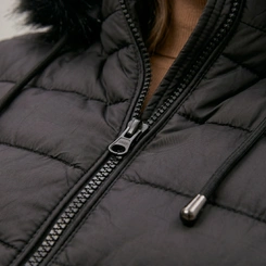 Jaqueta Puffer Feminina Com Capuz Peluciado E Detalhe Lateral Trançado