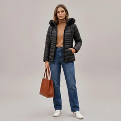 Jaqueta Puffer Feminina Com Capuz Peluciado E Detalhe Lateral Trançado