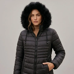 Jaqueta Puffer Feminina Com Capuz Peluciado E Detalhe Lateral Trançado